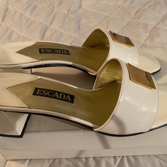 ESCADA WHITE PATENT LEATHER SANDALS. - Picture 5 of 6